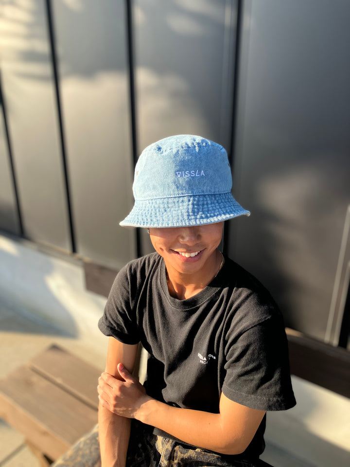 ポイントロゴ デニムバケットハット – VISSLA JAPAN 公式オンラインストア